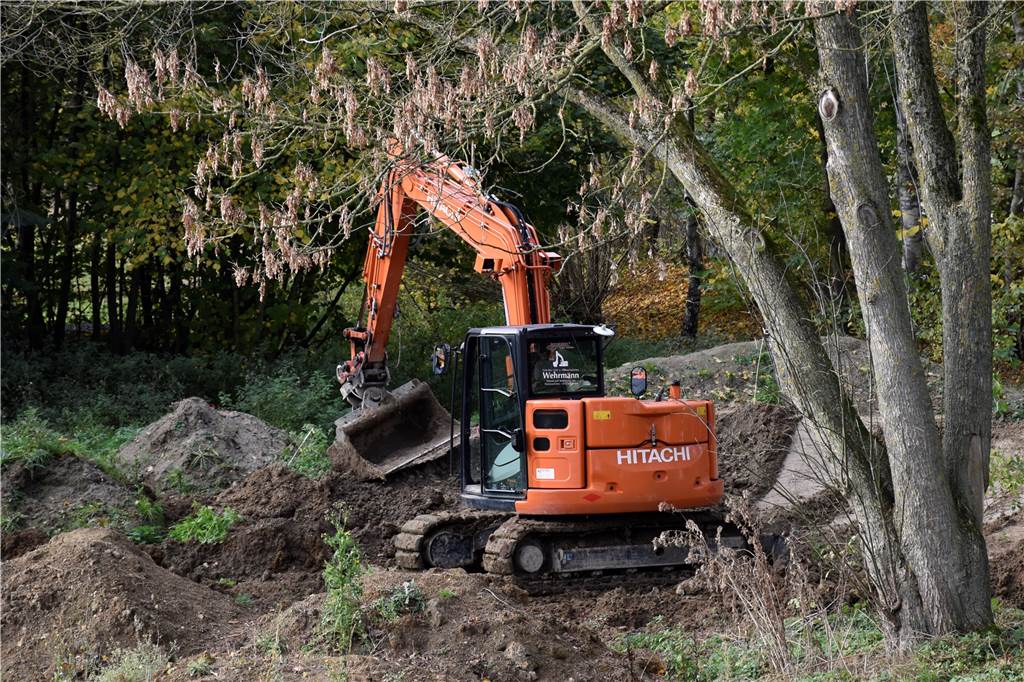 Dem Wettergott sei Dank: Frist für Bike Park kann eingehalten werden Der Bagger kämpft sich sein Weg durch das Gelände, um den neuen Bike Park zu errichten.