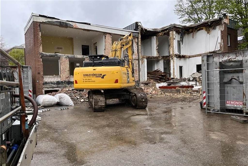 Bagger reißt ehemaliges Caritas-Haus ein: Volksbank Selm-Bork baut neu Der Bagger schafft Platz für das neue Wohnhaus.