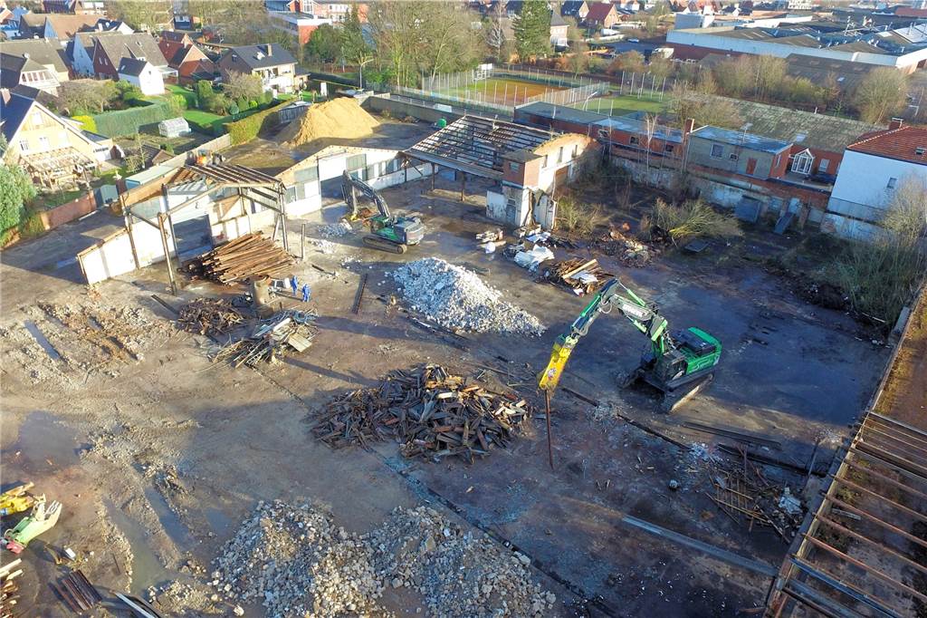 Stadt Stadtlohn kauft Spahn-Areal und Abrissbagger räumen Lichtgitter-Brache frei Der Bagger sortierte am Freitag auf den Lichtgitter-Areal den Bauschutt.