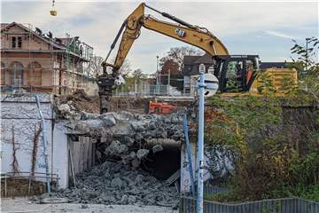 Der Baggerarm nagt schon kräftig am abgesperrten und stadtseitigen Bahnhofstunnel.