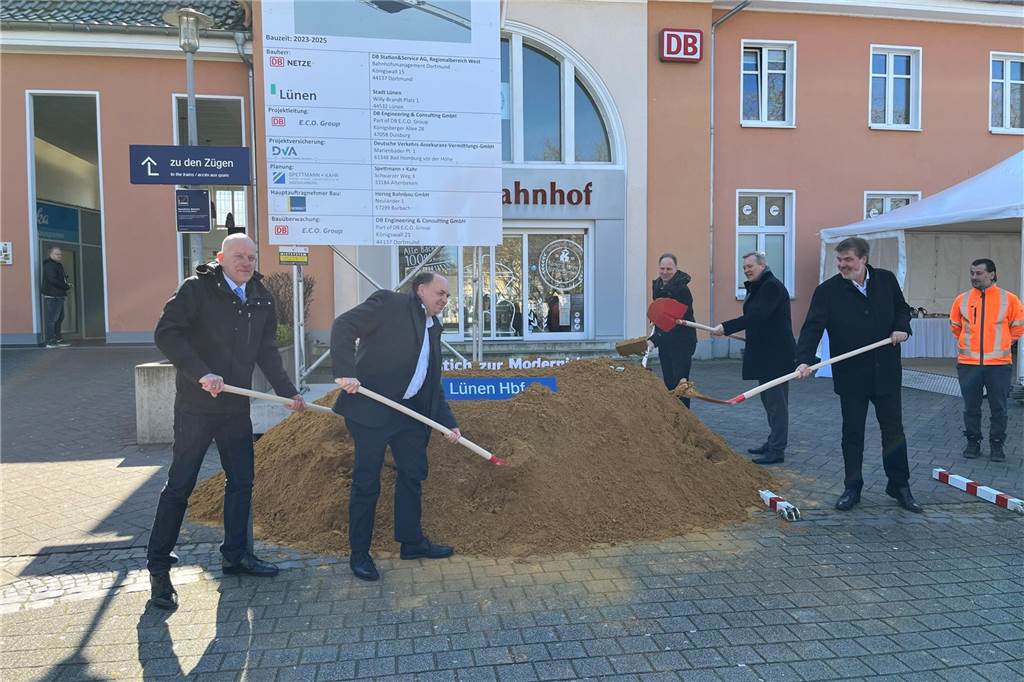 „Tor zu den Schienen“: Spatentisch eröffnet Bauarbeiten am Hauptbahnhof Der Bahn-Verantwortliche Jörg Seelmeyer, Staatsekretär Viktor Hasse, der Bundestagsabgeordnete Michael Thews, Lünens Bürgermeister Jürgen Kleine-Frauns und der Leiter für Infrastrukturförderung NRW Jens Benner-Stöwer (v.l.n.r) setzen den symbolischen Spatenstich zur Modernisierung des Lüner Hauptbahnhofes.