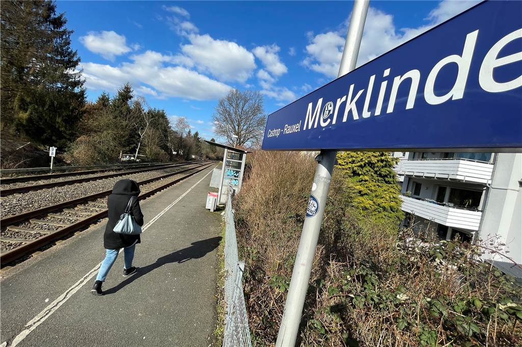 Die Fußgänger-Frager zu Bahnübergangs-Sperrung: Noch Ausnahmen möglich? Eine Frau geht am Bahnhof Castrop-Rauxel Merklinde über den Bahnsteig.