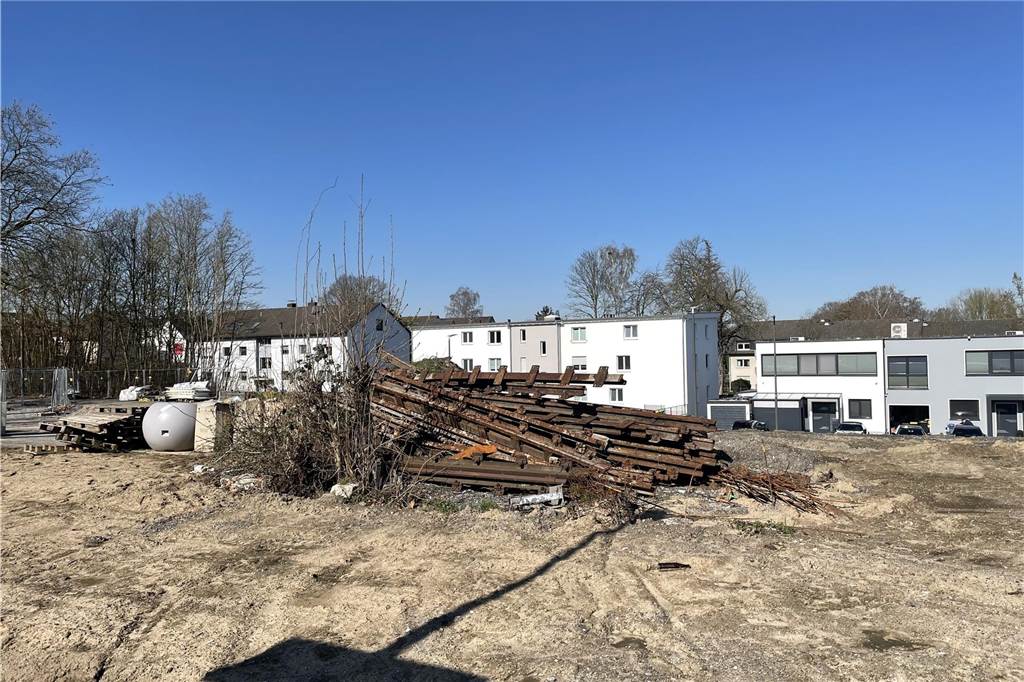 Andreas Nolte (46) ärgert die verwaiste Bahnhofs-Baustelle in Marten Der Bahnhofs-Umbau in Marten ist noch immer nicht abgeschlossen.