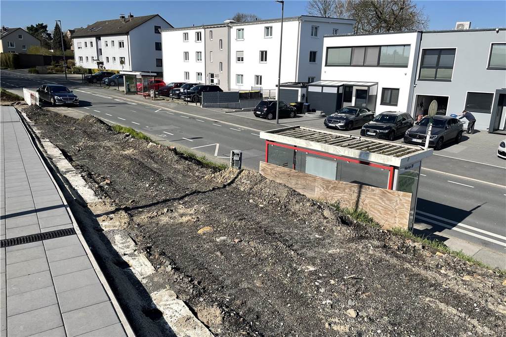 Der Bahnhof Marten ist weiterhin eine trostlose Baustelle. An der Rampe genauso wie an der Treppe fehlt noch ein Geländer.