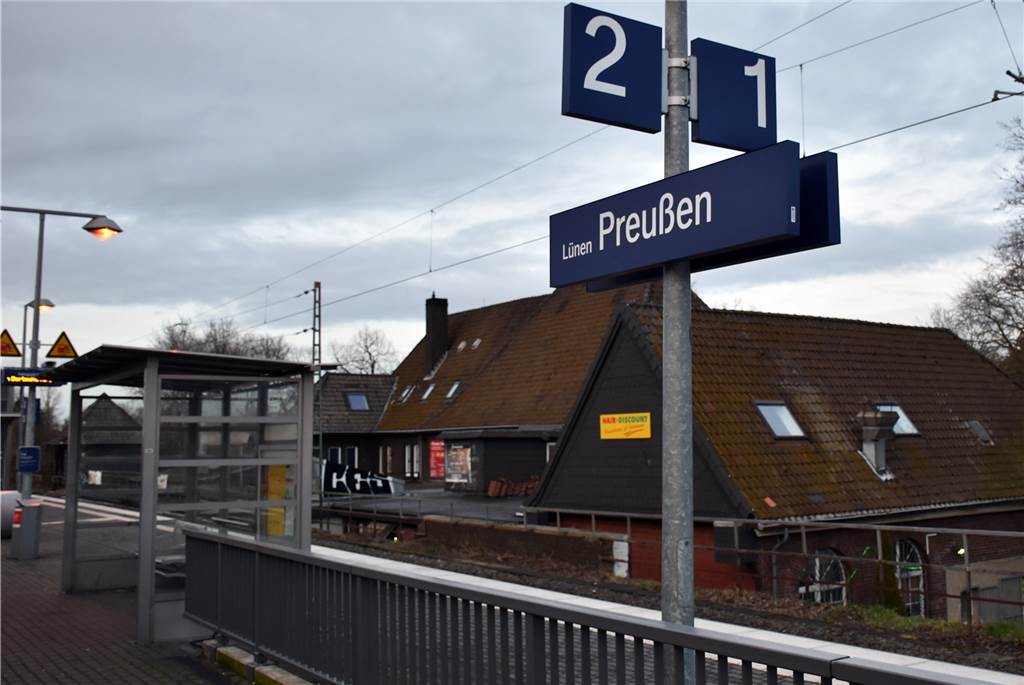 Preußenbahnhof in Lünen hat Geburtstag - eine Geschichte aus 100 Jahren Der Bahnhof Preußen heißt jetzt Lünen Preußen. Das Schild am Bahnsteig trägt den neuen Namen.