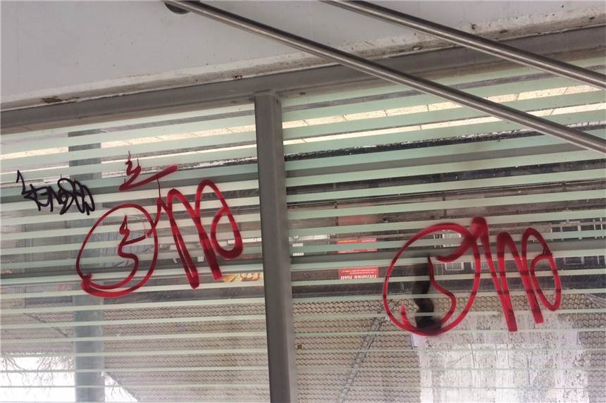 Schmierereien im Bahnhofsgebäude: Zeugin sagt, Täter hätten sich mit Alkohol aufgeputscht Der Bahnhof Preußen ist in der Nacht vom 8. auf den 9. Februar beschmiert worden. Eine Zeugin ist sich sicher, die Täter gesehen zu haben.