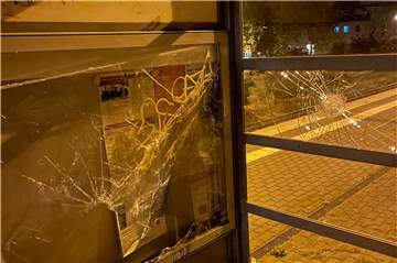 Der Bahnhof Preußen leidet wieder unter Vandalismus. Unter anderem wurden Scheiben zerschlagen und eine Vitrine zerstört.