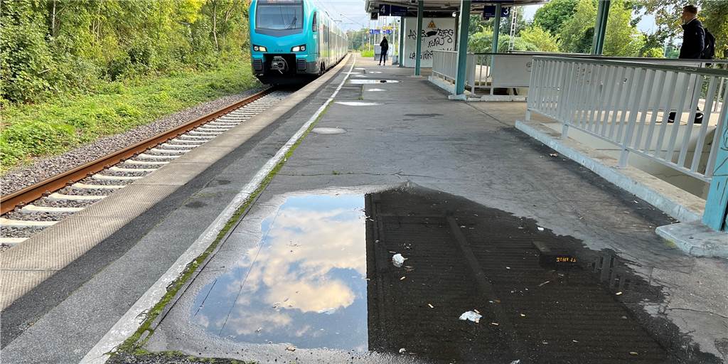 Dreckiger Lüner Hauptbahnhof: „Gönn den Leuten Komfort, liebe Bahn!“ Der Bahnsteig zwischen den Gleisen 3 und 4 am Lüner Hauptbahnhof enthält viele unebene Stellen. Daher bleiben Pfützen häufig länger bestehen.