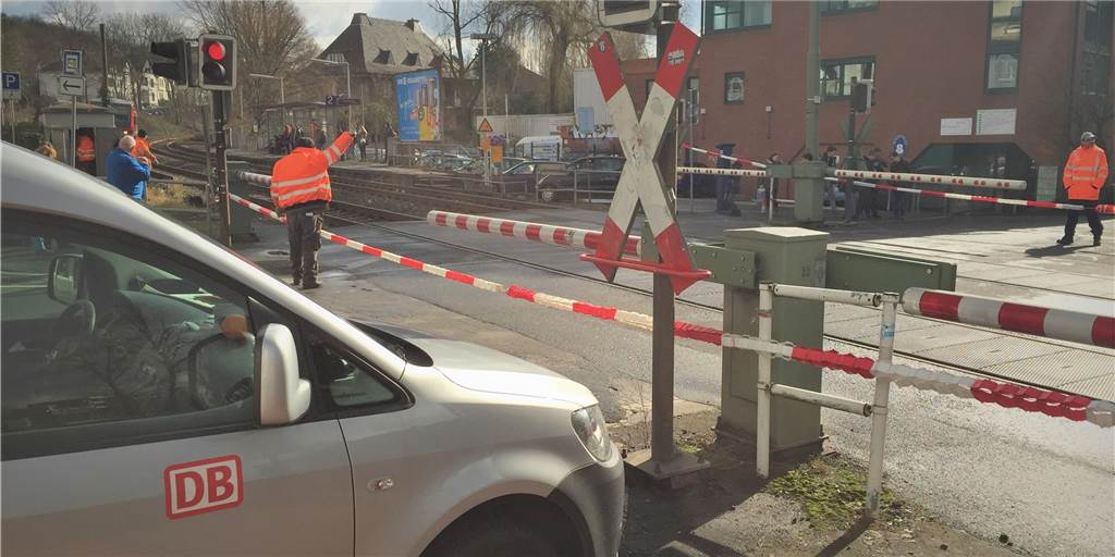 Bahnübergang muss weg: Castrop-Rauxel, nutze das als DIE Gelegenheit! Der Bahnübergang am Bahnhof Castrop-Rauxel Süd / Obere Münsterstraße: Er soll geschlossen werden. Das fordert die Deutsche Bahn nun wieder ein. Warum wehrt man sich bei der Stadt dagegen?