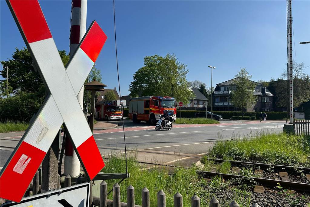 Notarzteinsatz auf Bahnstrecke in Selm: Züge fielen stundenlang aus Bahnübergang in Selm