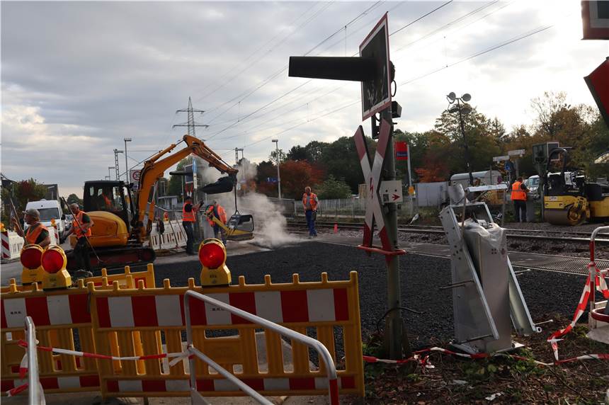 Der Bahnübergang Wieckesweg ist derzeit gesperrt. Im Zuge der Infrastrukturarbeiten an der S-Bahn-Strecke wird auch er renoviert.