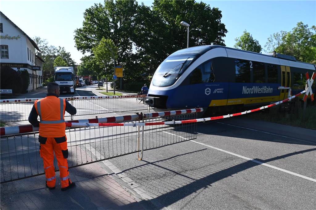 Nach Unfall: Am Bahnübergang in Wulfen zählt jetzt wieder Handarbeit Der Bahnverkehr in Wulfen muss jetzt händisch erledigt werden.