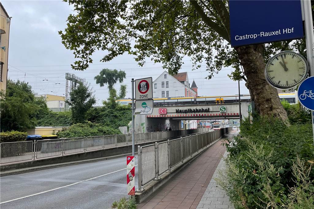 Ein Zug fährt über die Brücke am Hauptbahnhof in Castrop-Rauxel.