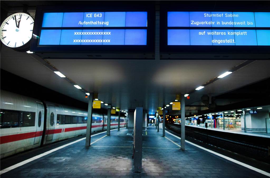 Orkan Sabine in NRW: Bahnverkehr normalisiert sich, Haus wird abgerissen Der Bahnverkehr wird sich erst im Laufe des Montags wieder regulieren.