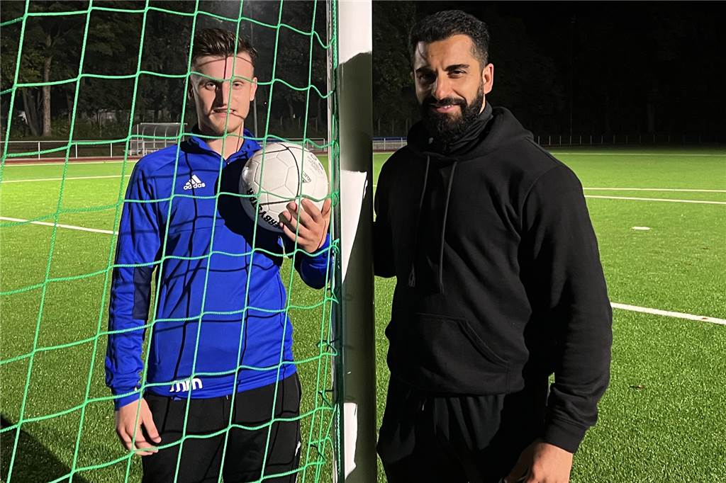Sofort spielberechtigt: SC Fröndenberg holt noch einen Stürmer aus Holzwickede Der Ball gehört ins Tor und genau dort steht Neuzugang Meris Mujkic (l.), der im Fröndenberger Stadion durch Trainer Sedat Sener begrüßt wurde.