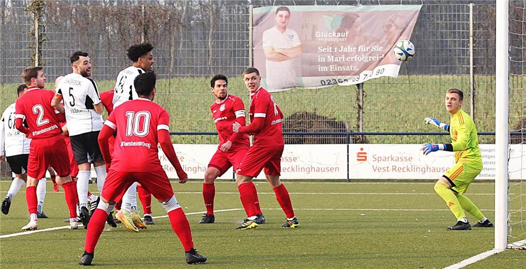 DJK Germania Lenkerbeck und Concordia Flaesheim II im Topspiel Der Ball ist nicht zu halten: Izzetin Gökyar (im Pulk) erzielt per Kopfball das 1:1 für Lenkerbeck.