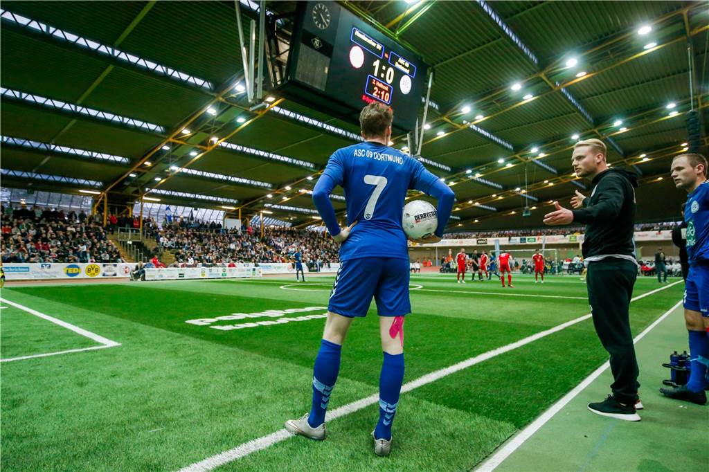 Eine große Regeländerung in der Halle - Schiedsrichter drohen drastische Maßnahmen an Der Ball wird nun nicht mehr von der Seitenlinie aus eingerollt, sondern eingekickt.