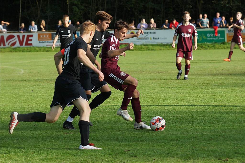 RW Unna nach Derby-Pleite enttäuscht: „Wir waren die klar bessere Mannschaft“ Der ballführende Lorenz Schulte (BRB in Weinrot) wird angegriffen von Jonas Appelhoff (l.) und Flemming Eismann (beide RWU).