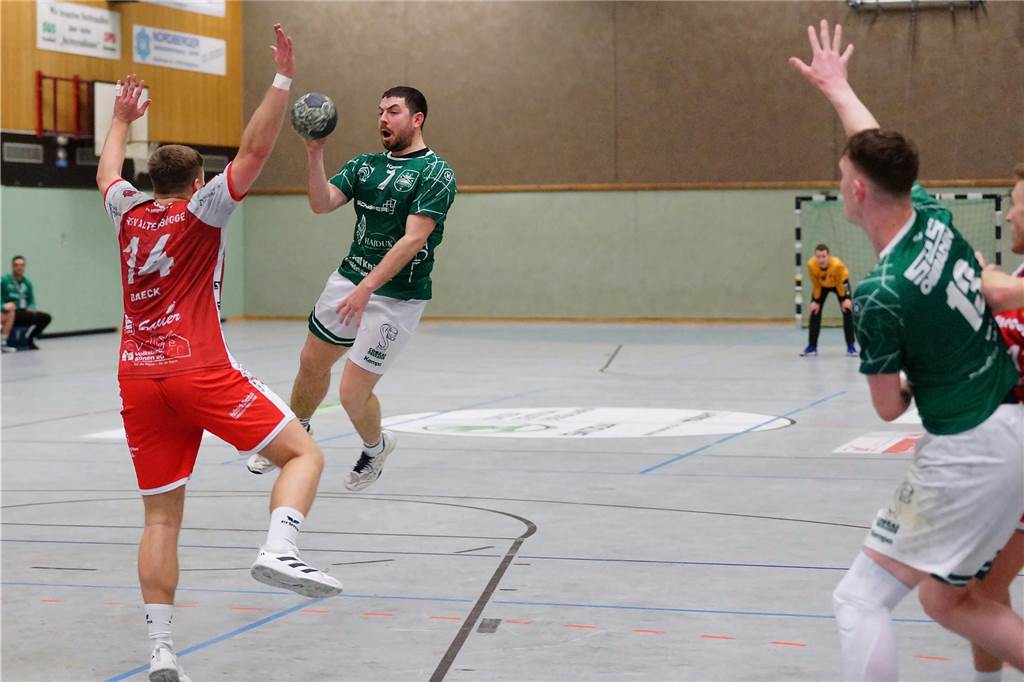 Der ballführende Tim Faber (SuS in Grün) mit dem Pass zu Mika Kurr, der danach auf 23:16 stellt