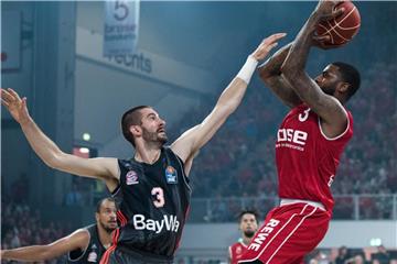 Der Bamberger Dorell Wright (r) wird von Bayern-Profi Braydon Hobbs verteidigt. Foto: Nicolas Armer