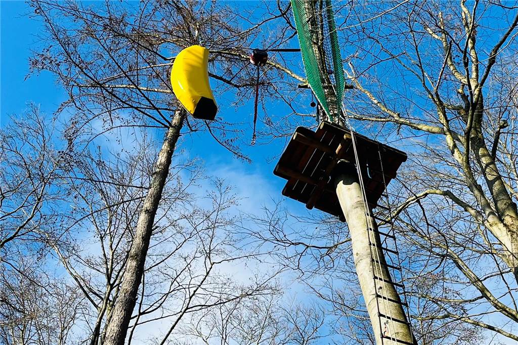 Kletterwald hat nach der Winterpause neun neue Attraktionen Es ist eine Kletterplattform in 12 Metern Höhe zu sehen. Ca. zwei Meter davon entfernt, hängt eine gelbe Banane in der Luft.