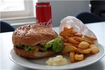 Der Barbecue-Burger von „Five Brothers“ mit einer Portion Pommes, Mayo und Cola im Menü.