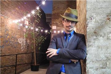 Der Barkeeper Nathan Austin funktionierte die Kammer eines stillgelegten Restaurants im New Yorker Stadtteil Brooklyn in eine Bar um. Foto: Johannes Schmitt-Tegge/dpa
