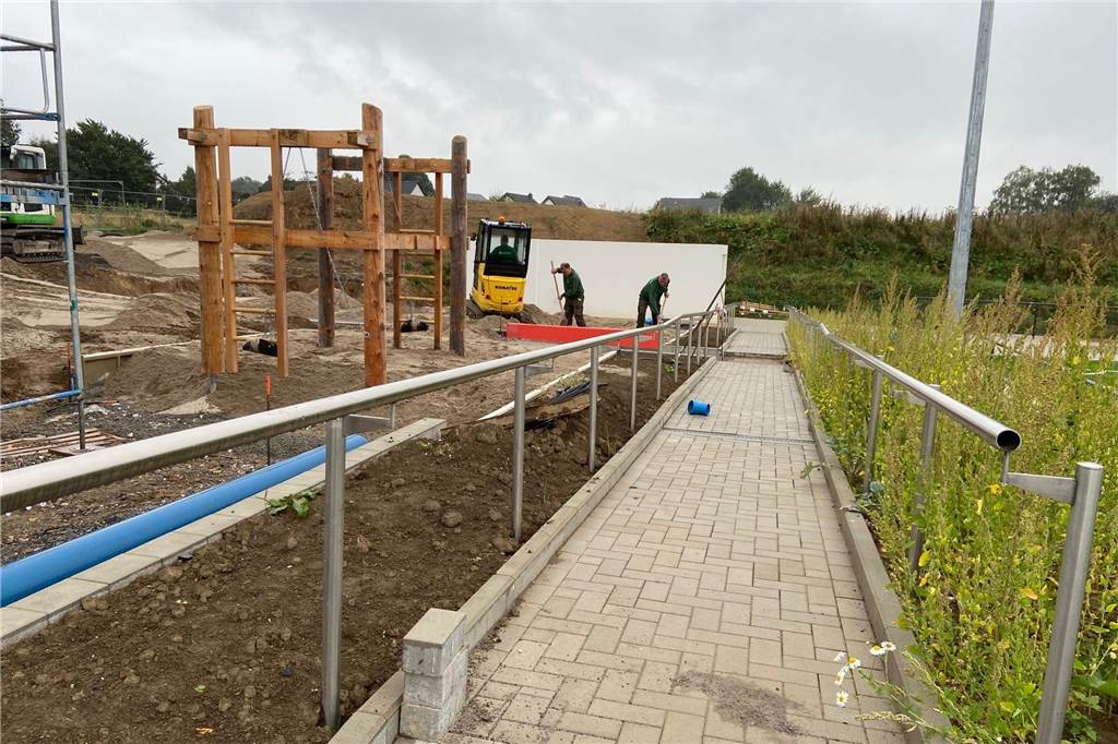 Wasserschaden an der Sportarena Wandhofen: Eröffnung verzögert sich Auf dem Gelände der Sportarena in Schwerte-Wandhofen wird noch gearbeitet. Hier geht es am Spielplatz voran.