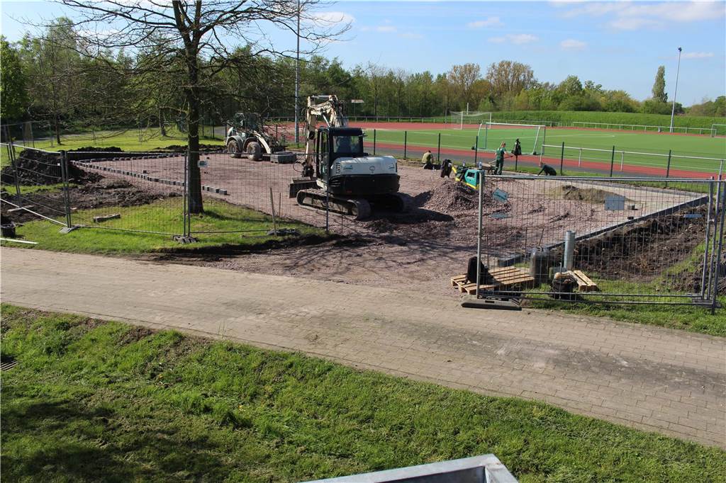 Basketballer ziehen um: Neuer Platz entsteht in „stiller Ecke“ Der Bau des neuen Basketball-Platzes auf der Grünanlage am Bärenbruch hat begonnen.