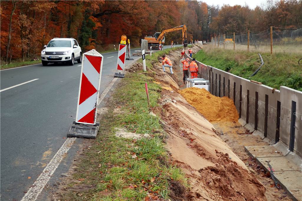 Der Bau des Radwegs an der K 33 wird fortgesetzt.