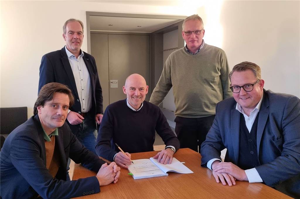 Abriss und Neubau Burgschänke: Bauantrag gestellt, Bangen geht weiter Der Bauantrag für das Großprojekt ist unterzeichnet worden. Von links: Architekt Markus Lampe, Jürgen Lammers (Leiter Fachbereich I/Trägerverein), Bürgermeister Franz-Josef Weilinghoff ,Bauamtsleiter Herbert Gausling und Markus Jasper (Vorsitzender Trägerverein).