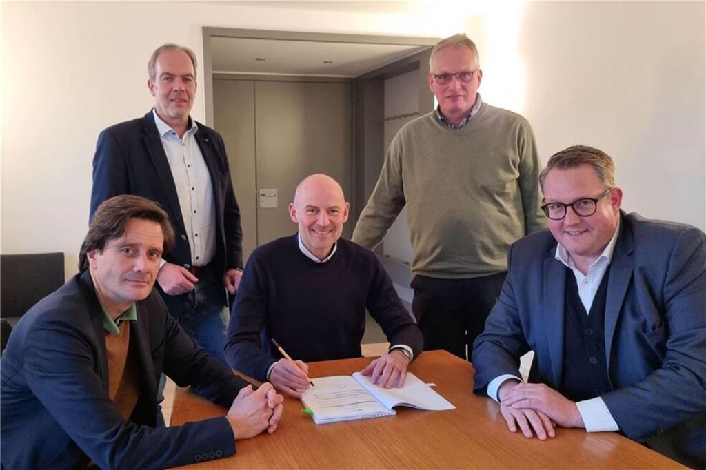 Abriss und Neubau Burgschänke: Votum der NRW-Stiftung macht Weg frei Der Bauantrag für das Großprojekt wurde bereits Ende 2022 unterzeichnet und vorsorglich beim Kreis Borken eingereicht. Von links: Architekt Markus Lampe, Jürgen Lammers (Leiter Fachbereich I/Trägerverein), Bürgermeister Franz-Josef Weilinghoff, Bauamtsleiter Herbert Gausling und Markus Jasper (Vorsitzender Trägerverein).