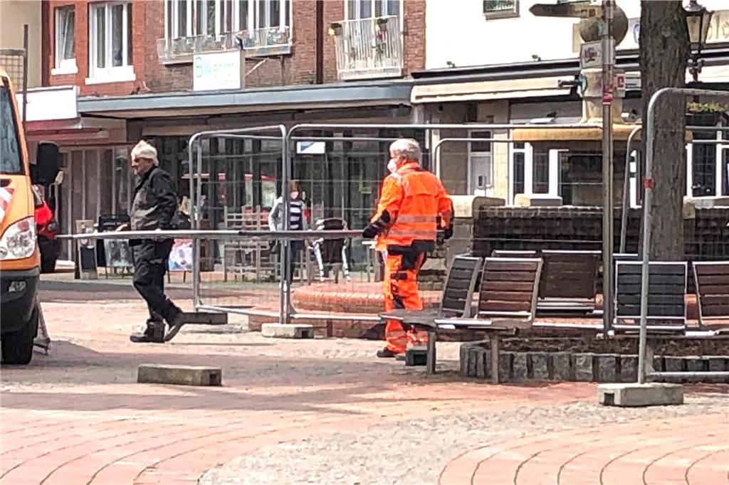 Halterner Einzelhändler öffnen wieder, aber immer noch mit Auflagen Der Baubetriebshof holte am Donnerstag die Gitter wieder ab, mit denen die Stadt Marktbrunnen und die Sitzgelegenheiten am Alten Rathaus über Wochen abgesperrt hatte. Die Aktion hatte für Unmut gesorgt und war wegen ihrer Sinnhaftigkeit angezweifelt worden.