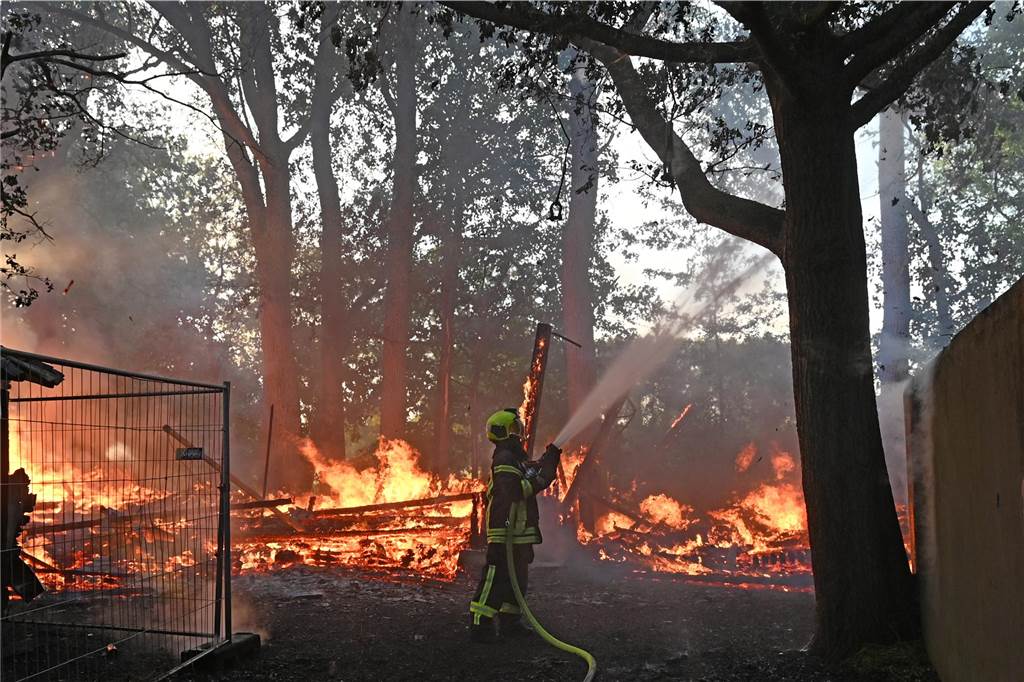 Ein Feuerwehrmann vor Flammen.