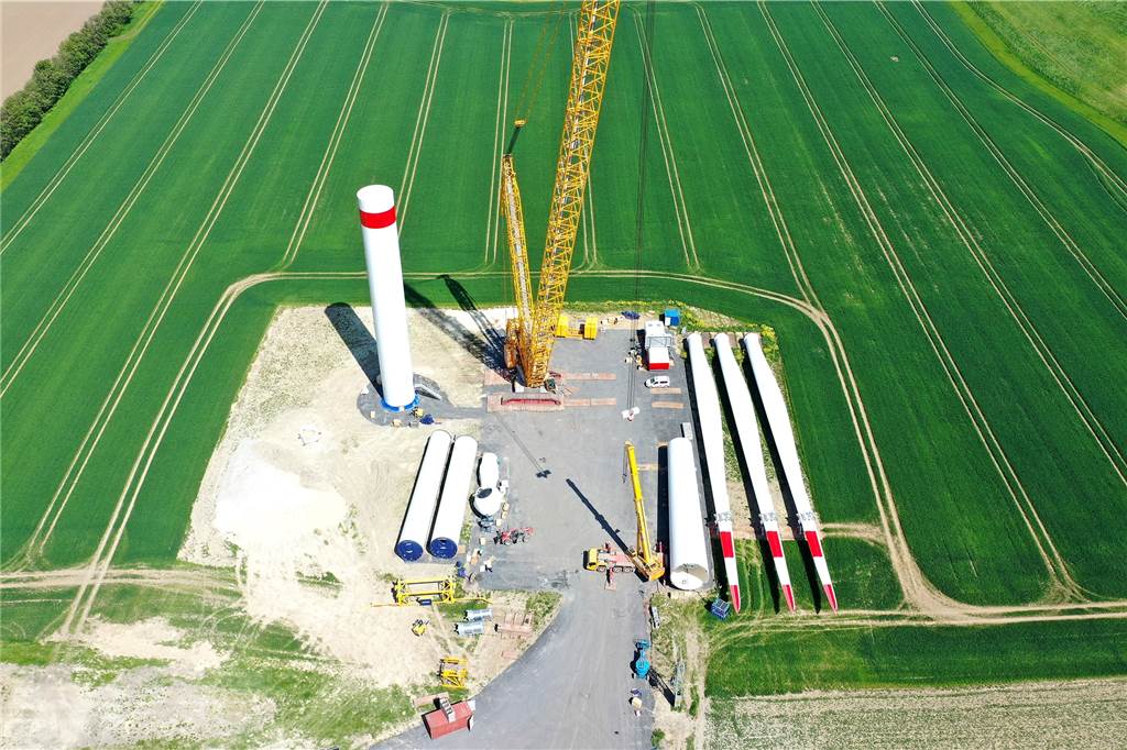 Windräder in Werne: So laufen die Montagearbeiten Ein Windrad in einem Feld.