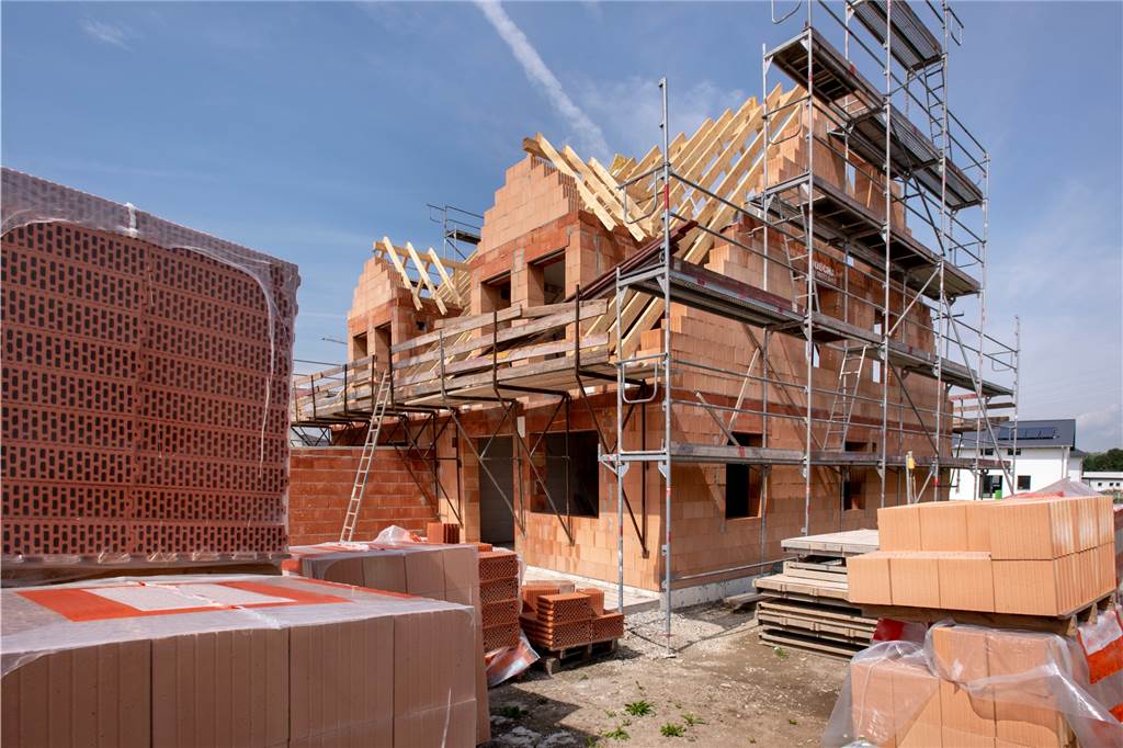Neubau und Rohbau von einem Haus