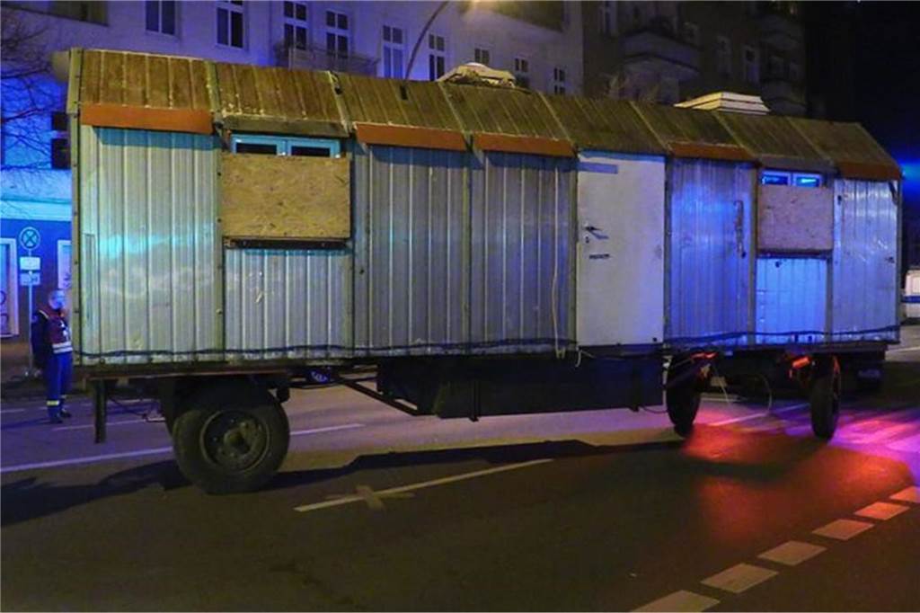 RAF-Fahndung in Berlin: Polizei stürmt weitere Wohnung in Friedrichshain Der Bauwagen, in dem Garweg gewohnt haben soll, soll in den nächsten Tagen kriminaltechnisch untersucht werden.