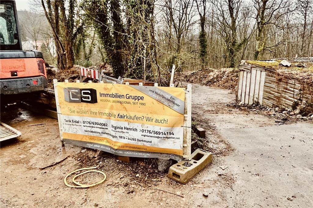 Immobilienfirma in Syburg: Ein versetztes Plakat sorgte für Gerüchte Das Firmenschild von CS Immobilien steht vor einem Grundstück in Dortmund-Syburg.