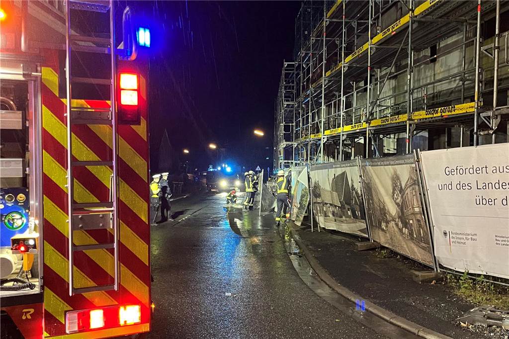 Sturmnacht: Bauzaun um gerissen, Wasser in Wohnungen und Baum auf Straße Der Bauzaun an der Baustelle an der Mühlenstraße war durch den Sturm umgekippt.