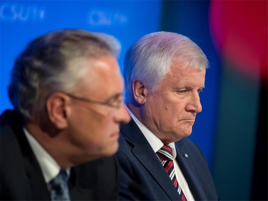 CSU-Chef Seehofer setzt auf Attacke Der bayerische Innenminister Joachim Herrmann und Ministerpräsident Horst Seehofer nach der CSU-Vorstandssitzung in München. Foto: Sven Hoppe
