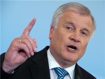 Der bayerische Ministerpräsident Horst Seehofer sieht in Karl-Theodor zu Guttenberg immer noch «eine starke Figur». Foto: Peter Kneffel