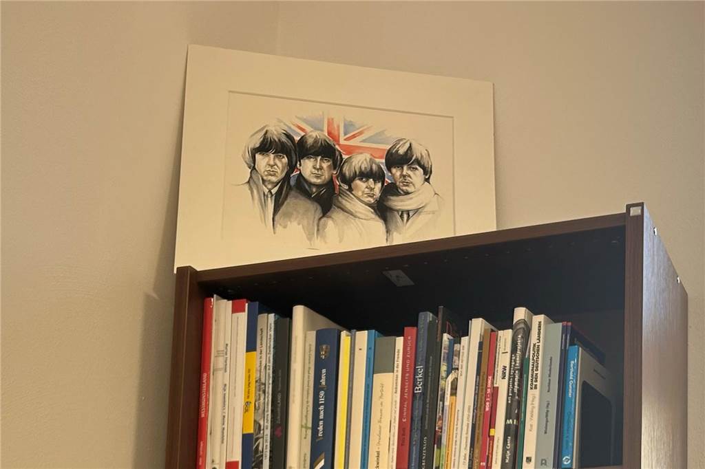 Die Beatles-Fan Fadi Rajab hat sich ein Andenken an seine Zeit in Liverpool mit in sein neues Büro gebracht.
