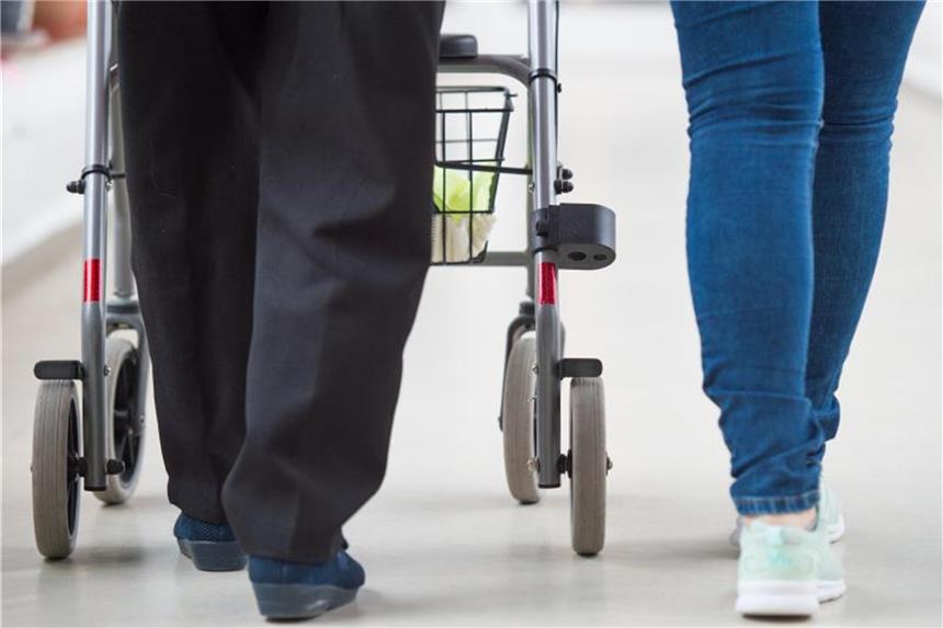 Patient Pflegebranche: Zehntausende Fachkräfte fehlen Der Bedarf ist immens: In der Alten- und Krankenpflege fehlen 25.000 Fachkräfte. Foto: Christophe Gateau