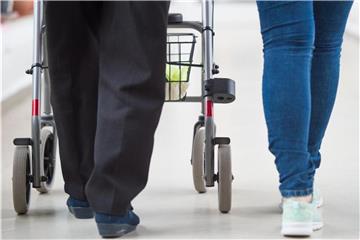 Der Bedarf ist immens: In der Alten- und Krankenpflege fehlen 25.000 Fachkräfte. Foto: Christophe Gateau