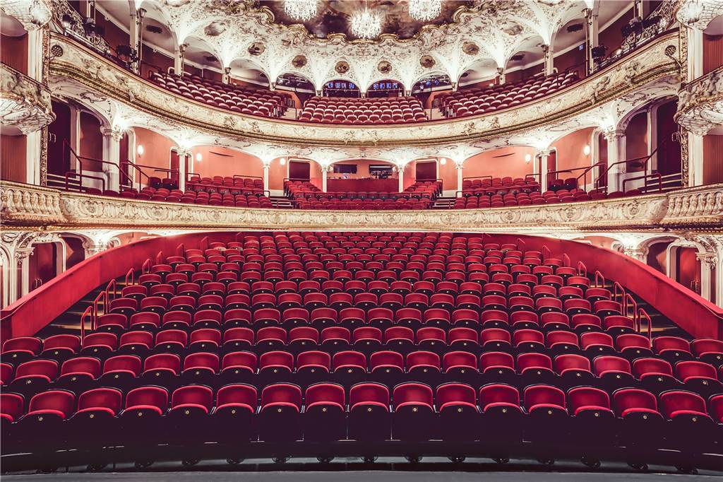 Kay Voges wird Intendant eines großen renommierten Theaters im Ausland Der beeindruckende Theaterraum des Wiener Volkstheaters.
