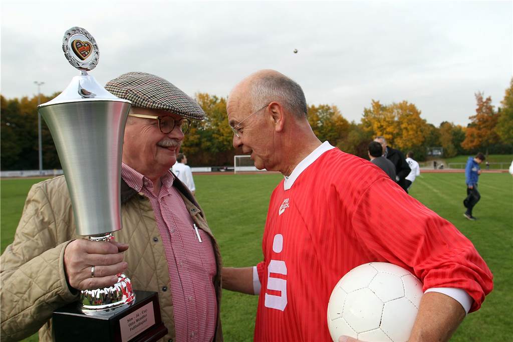 Rainer Schulz bei der Pokalübergabe.