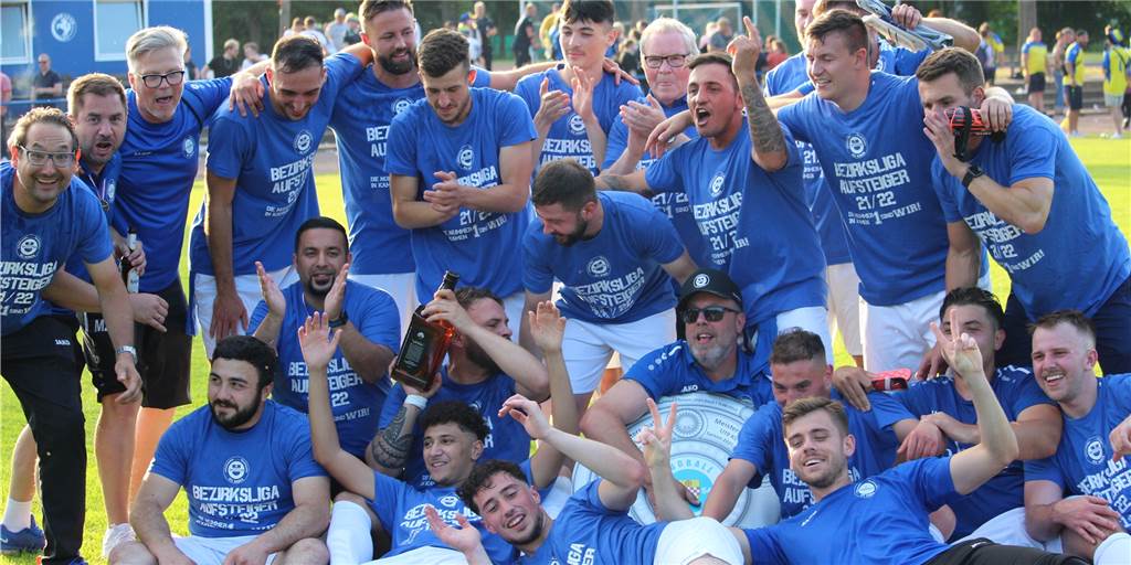 Wilde Aufstiegsparty beim VfL Kamen: Der Abpfiff und die Jubelbilder im Video Der Beginn einer langen Partynacht. Von Pelkum ging es knapp eine Stunde nach Abpfiff an die Ängelholmer Straße in Kamen. Dort feierte der VfL Kamen den Bezirksliga-Aufstieg noch bis in die Morgenstunden.