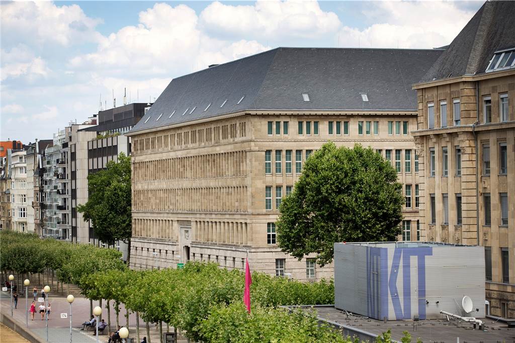 Stiftungsexperte Bernd Andrick bringt neues Museum in Düsseldorf mit Haltern in Beziehung Der Behrens-Bau (M.) am Rheinufer in Düsseldorf ist im Besitz des Landes. Hier wird das „Haus der Geschichte NRW“ seine Heimat finden.
