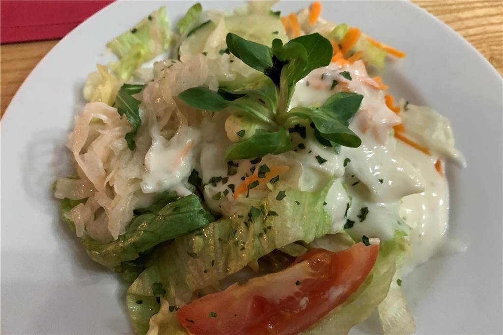 In der Burgschänke gibt es gut gemachte Balkan-Spezialitäten zum frisch gezapften Kölsch Der Beilagensalat