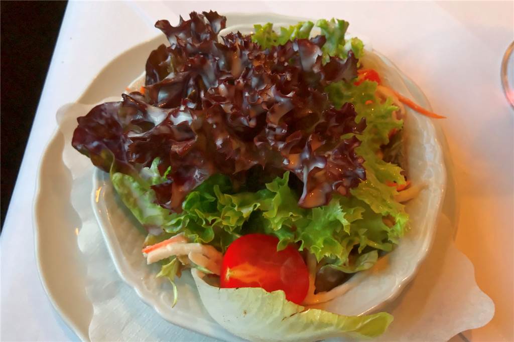 Im Heidehof gibt es Spitzenküche mit französischer Note Der Beilagensalat bietet Vielfalt und ein sehr gutes Dressing.